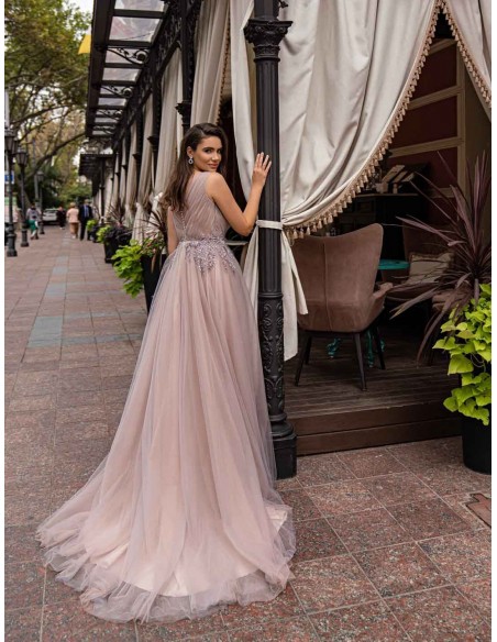 Vestido largo de fiesta rosa empolvado de tul plisado y pedrería en el centro para invitada