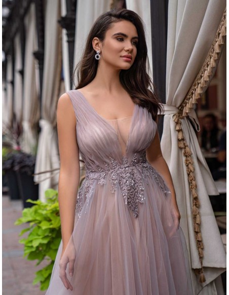 Vestido largo de fiesta rosa empolvado de tul plisado y pedrería en el centro
