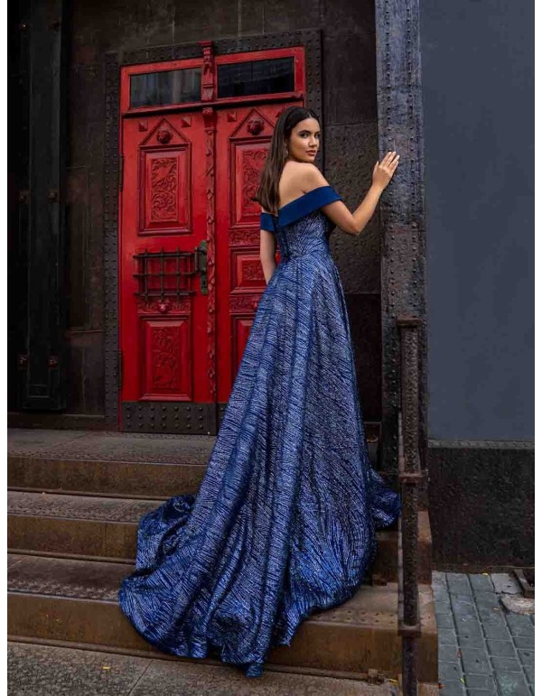 Vestido largo de noche con falda larga de lentejuelas y escote bandeau abierto 2