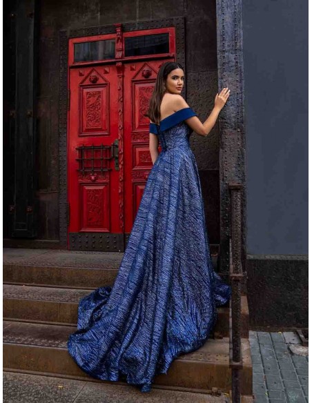 Vestido largo de noche con falda larga de lentejuelas y escote bandeau abierto para invitada