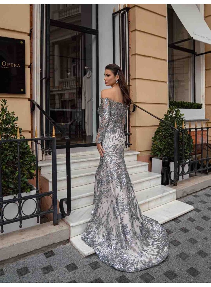 Vestido largo de noche con escote bandeau y brocado de lentejuelas