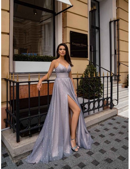 Mauve evening gown with V-neckline and inlaid tulle skirt for guests