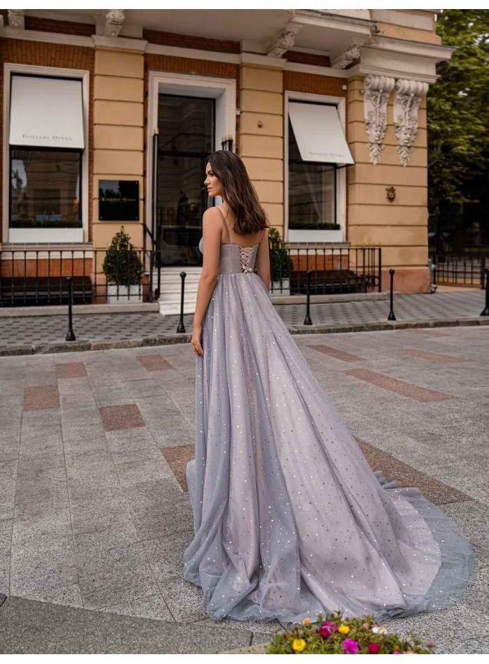 Vestido de noche malva con escote en V y falda de tul con incrustaciones para eventos