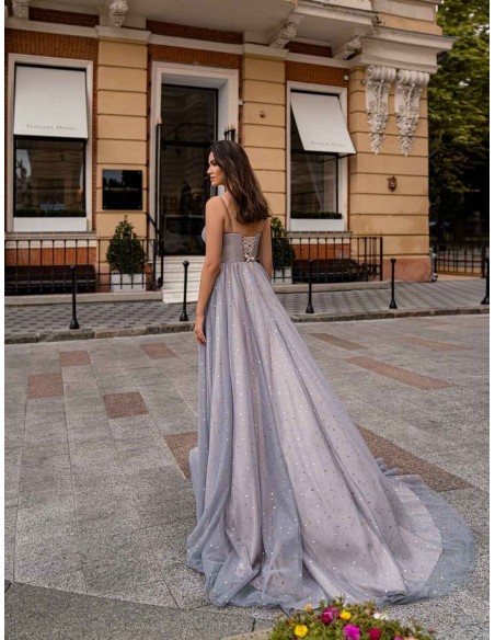 Mauve evening gown with V-neckline and inlaid tulle skirt at INVITADISIMA