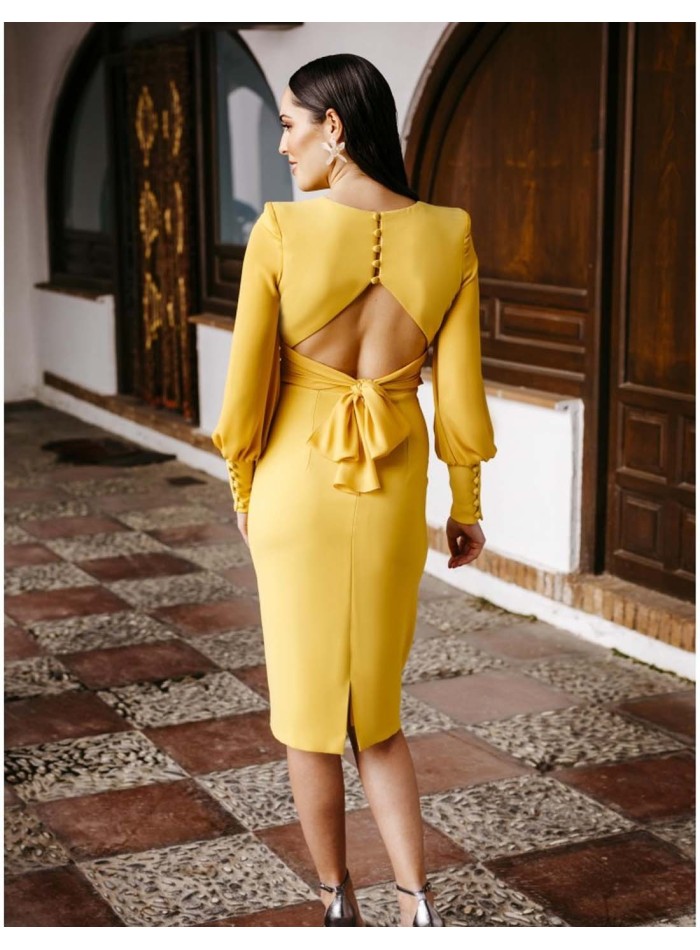 Vestido cóctel amarillo con manga larga de gasa y espalda descubierta en INVITADISIMA
