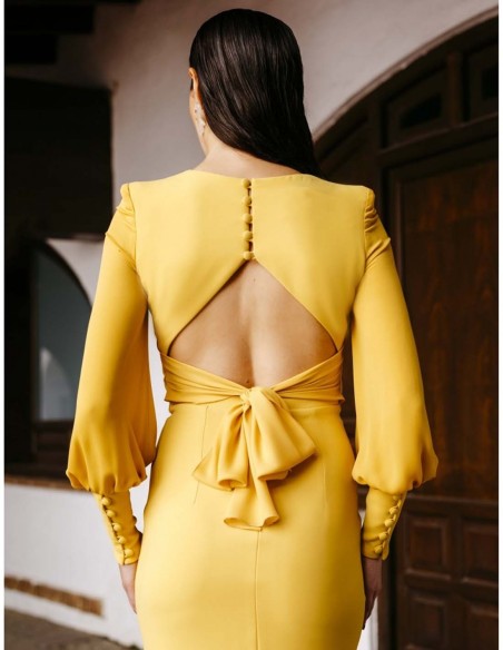 Vestido cóctel amarillo con manga larga de gasa y espalda descubierta de Victoria Victim