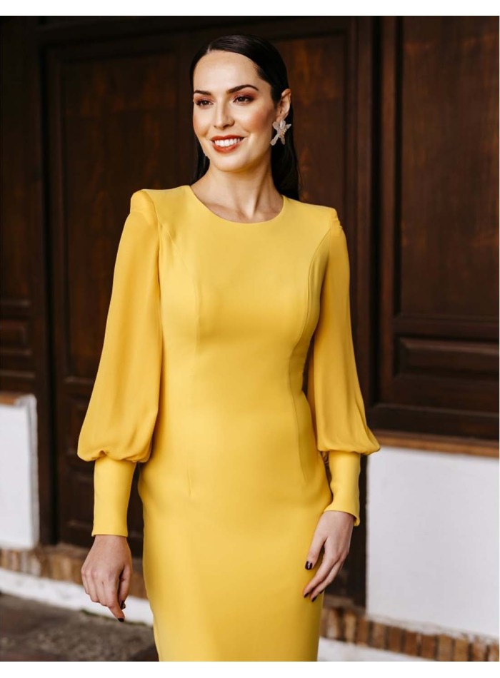 Vestido cóctel amarillo con manga larga de gasa y espalda descubierta