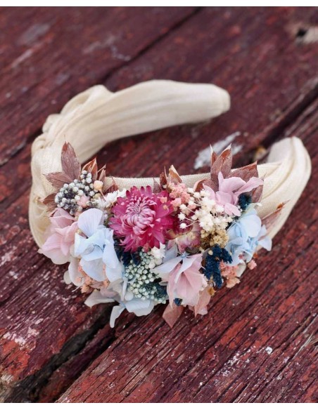 Diadema arrugada con tela sinamay color crudo con flores preservadas de Cala by Lilian