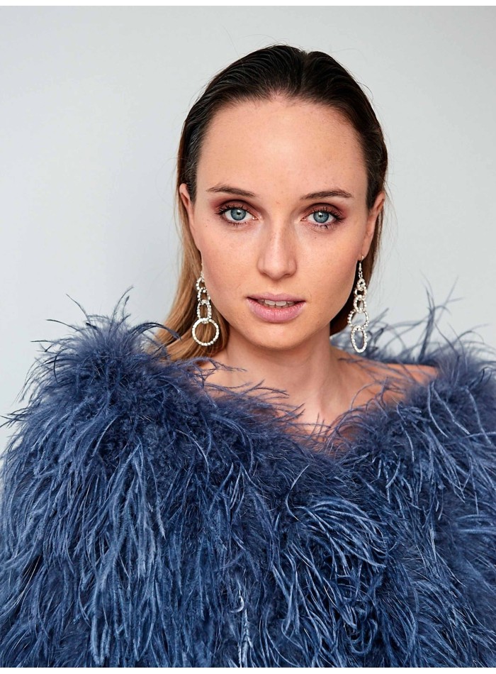 Estola de fiesta con plumas de avestruz en color azul para invitada boda