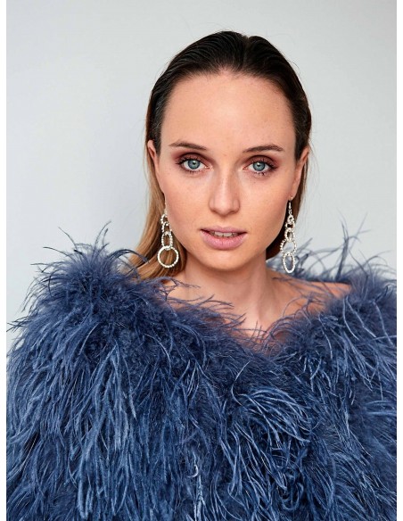 Estola de fiesta con plumas de avestruz en color azul para invitada boda