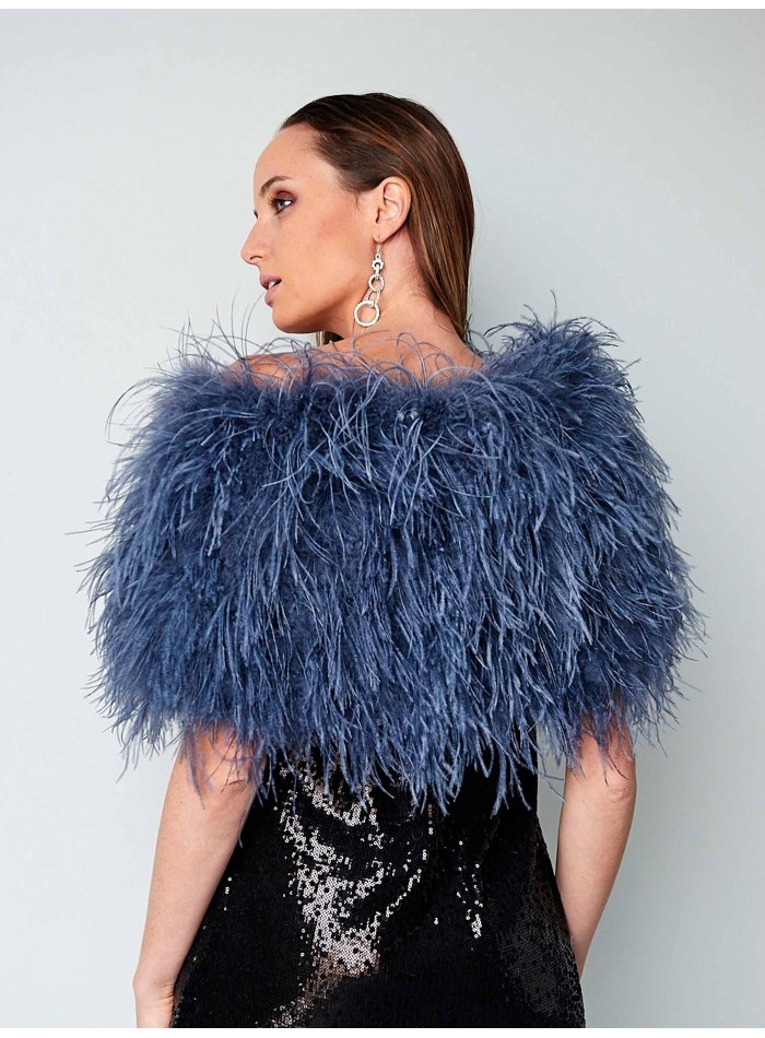detalle de la espalda de la Estola de fiesta con plumas de avestruz en color azul