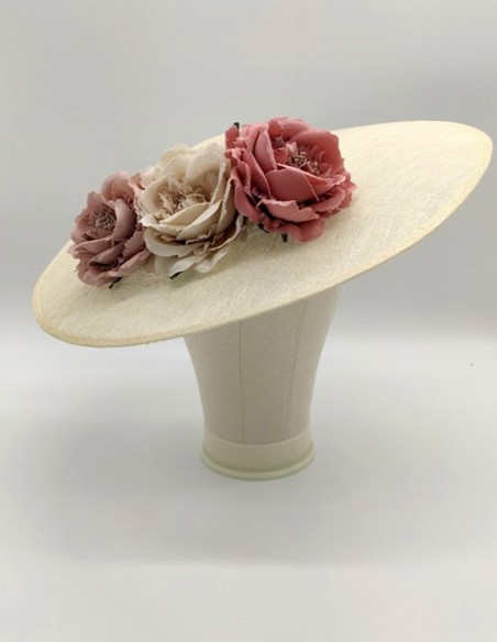 Pamela en base de sinamay con flores en tonos pastel de Monisima de la Muerte