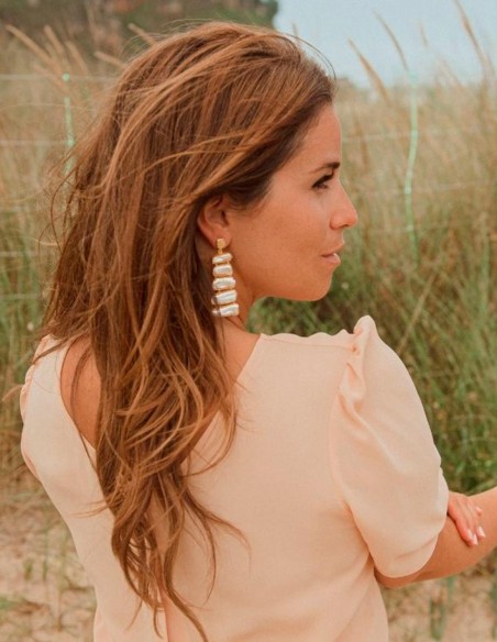 Pendientes largos dorados con perlas de mujer