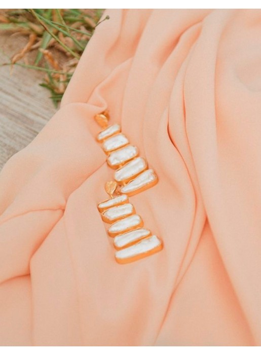 Long golden earrings with pearls by Acus Complementos