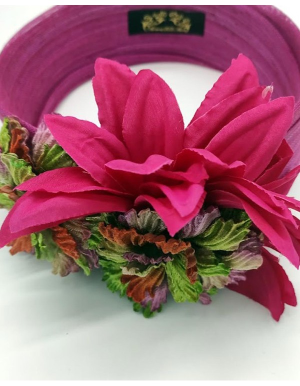 Turban in sinamay silk embellished with velvety flowers for guests 2