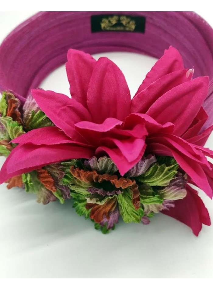 Turbante en seda de sinamay adornado con flores aterciopeladas en color buganvilla