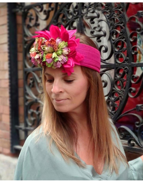 Turban in sinamay silk embellished with velvety flowers for guests