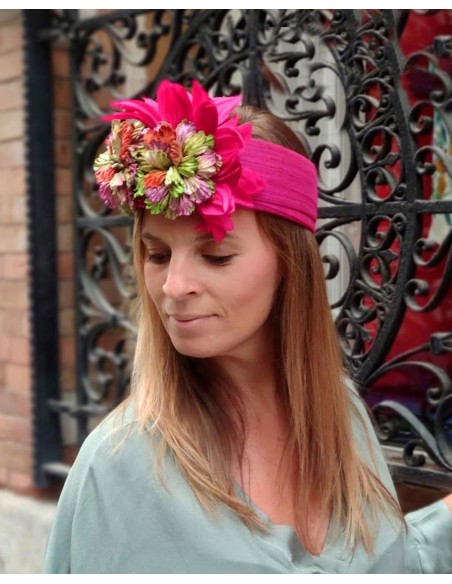 Turban in sinamay silk embellished with velvety flowers for guests