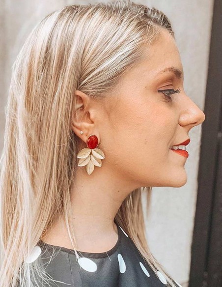 Pendientes de fiesta con hojas doradas y piedra natural ovalada en color burdeos para mujer
