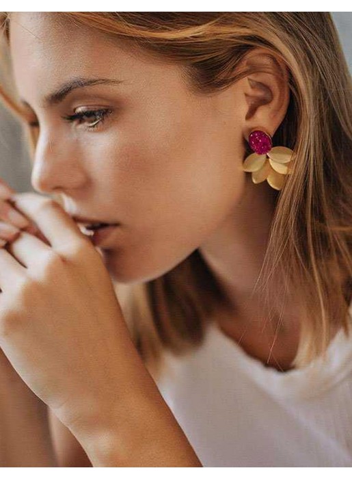 Pendientes de fiesta con hojas doradas y piedra natural ovalada en color rosa para invitada