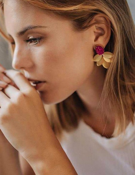 Gold leaf and natural oval stone party earrings in fucsia colour for guests