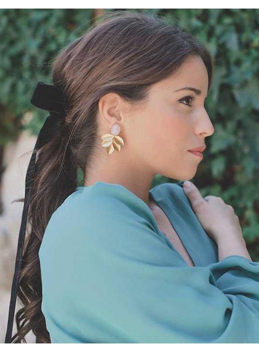 Pendientes de fiesta con hojas doradas y piedra natural ovalada para eventos