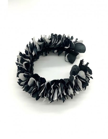 Diadema con pétalos de hortensia en blanco y negro