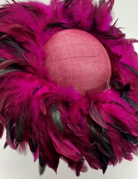 Pamela recubierta de plumas de faisán en color buganvilla de Monisima de la Muerte