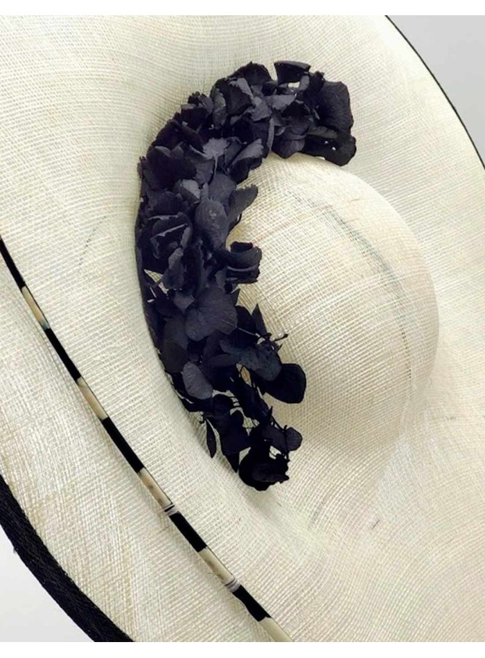 Tocado con base de sinamay decorada con ramas de hortensias preservadas