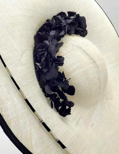 Tocado con base de sinamay decorada con ramas de hortensias preservadas
