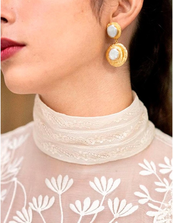 Metallic earrings with circular pearl 2