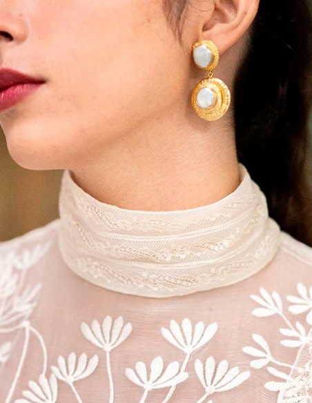 Pendientes metalizados con perla circular para fiesta