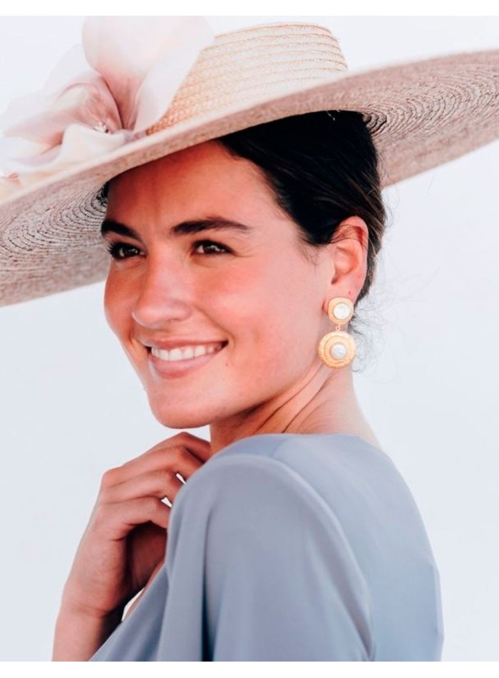 Metallic earrings with circular pearl for woman