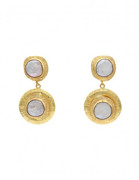 Metallic earrings with circular pearl