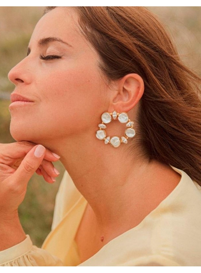Circular earrings with pearl and crystal ovals for guests