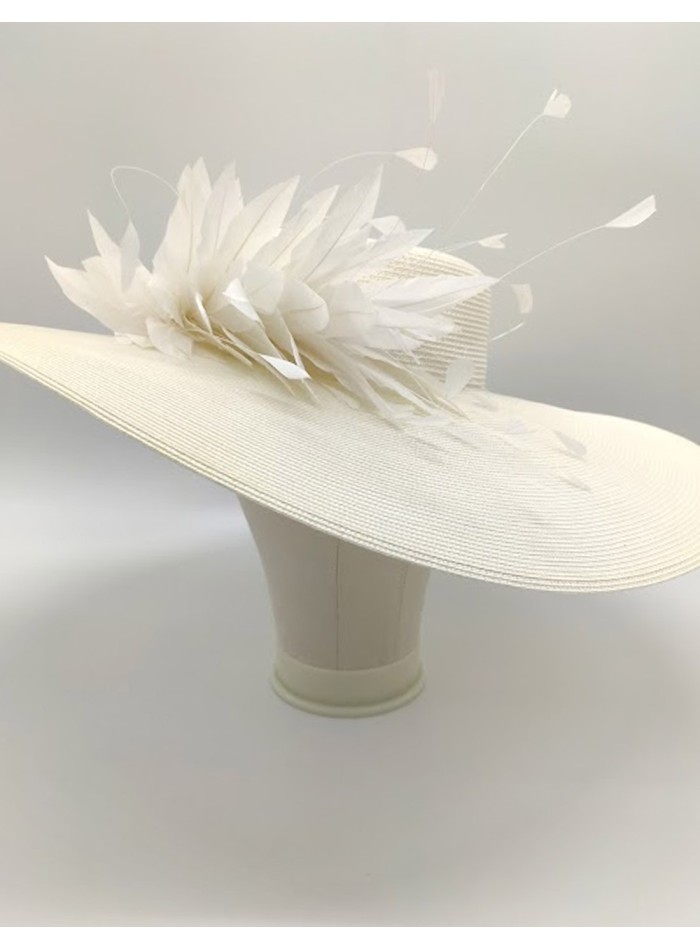 Pamela de novia con pomo de plumas de gallo de Monisima de la Muerte