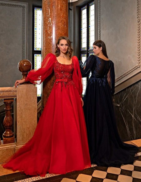 Vestido largo de fiesta con manga abullonada y cuerpo de pedrería