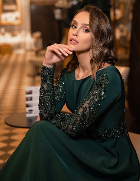 Vestido de fiesta largo con manga larga y pedrería en color verde
