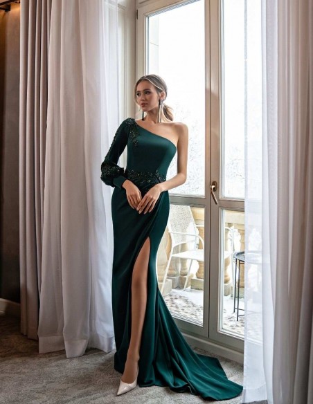 Vestido largo de fiesta con escote asimétrico y detalle pedrería