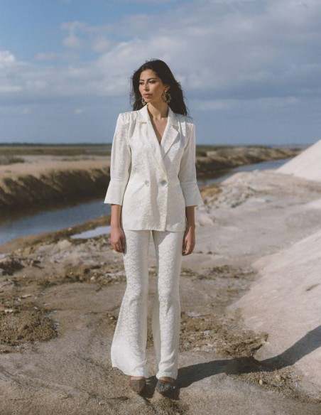 Traje de chaqueta estilo smoking y pantalón campana para invitadas