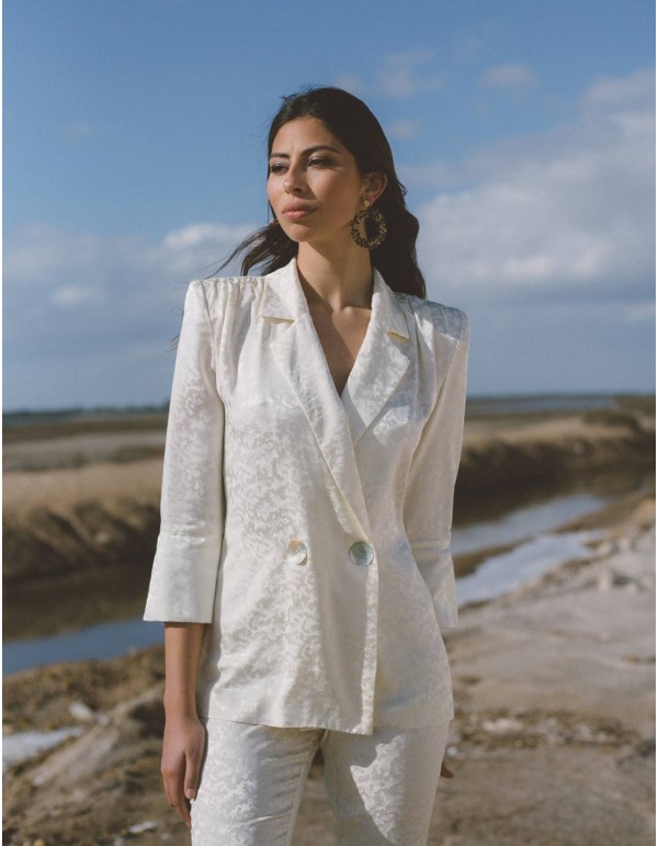 Traje de chaqueta estilo smoking y pantalón campana para invitadas 2