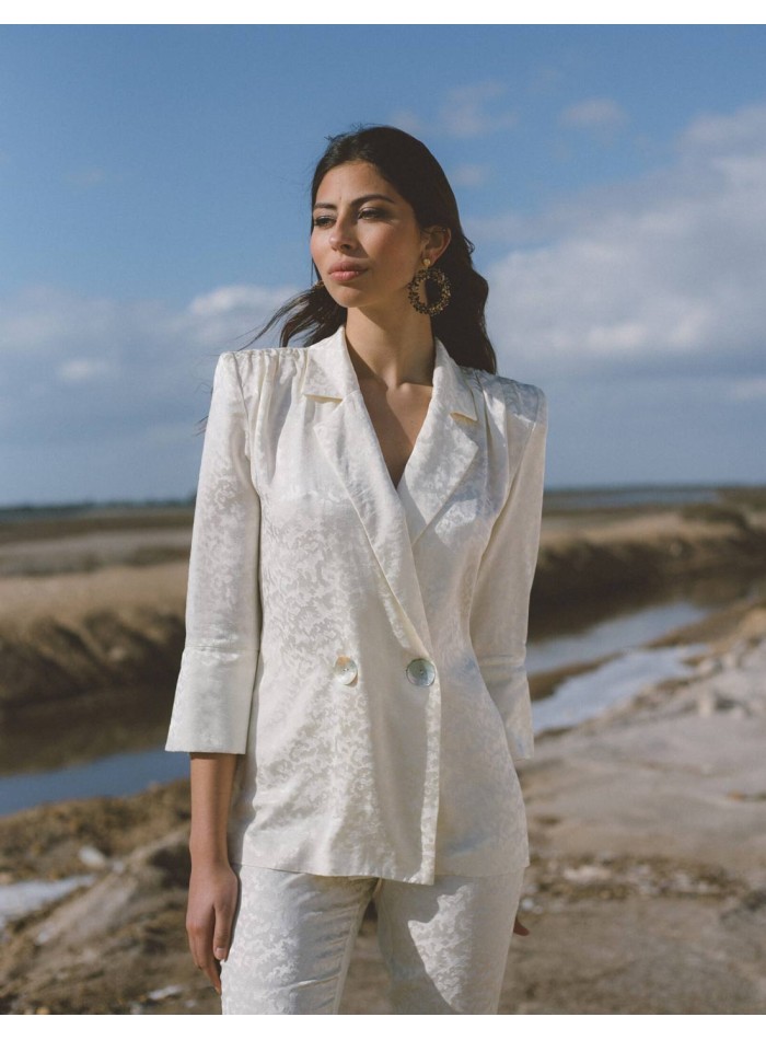 Traje de chaqueta estilo smoking y pantalón campana