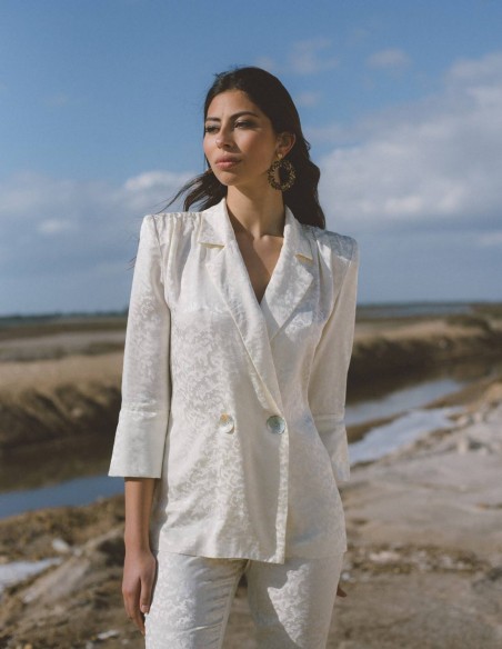 Traje de chaqueta estilo smoking y pantalón campana