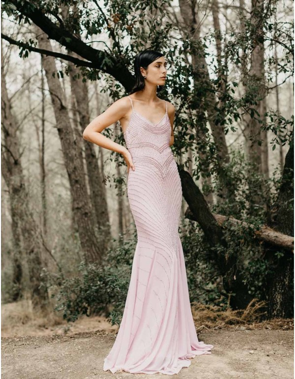 Vestido largo de fiesta de tirantes con pedrería en color rosa para invitada 2