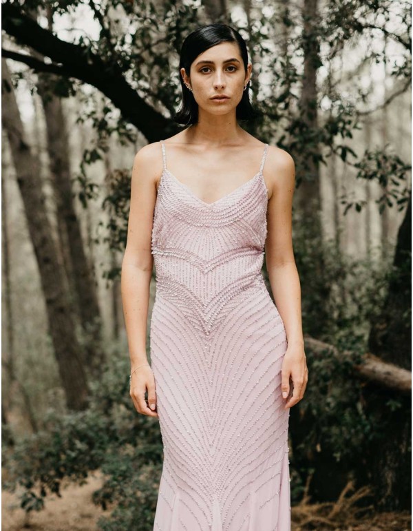 Vestido largo de fiesta de tirantes con pedrería en color rosa para invitada