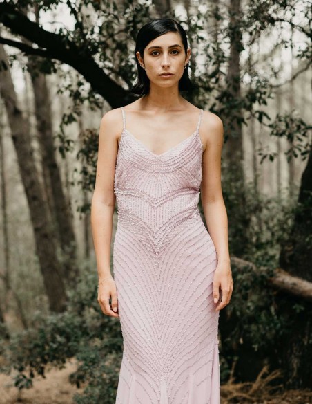 Vestido largo de fiesta de tirantes con pedrería en color rosa para invitada