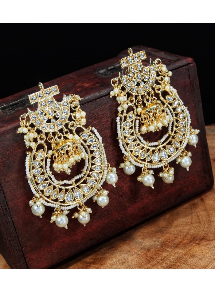 Pendientes largos de fiesta dorados con perlas -1