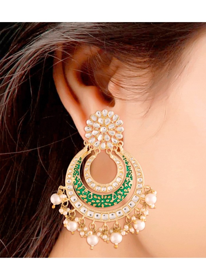 Pendientes de fiesta lacados con incrustaciones de circonitas y perlas verdes 2