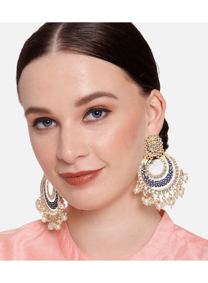 Lacquered party earrings inlaid with zircons and pearls.