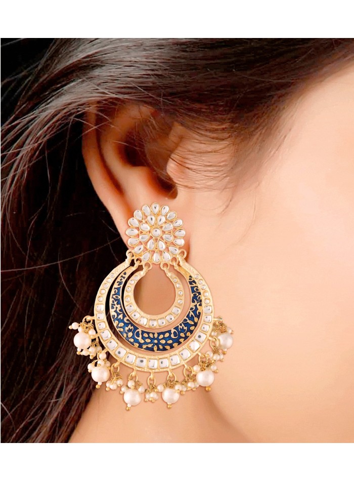 Pendientes de fiesta lacados con incrustaciones de circonitas y perlas azules 3